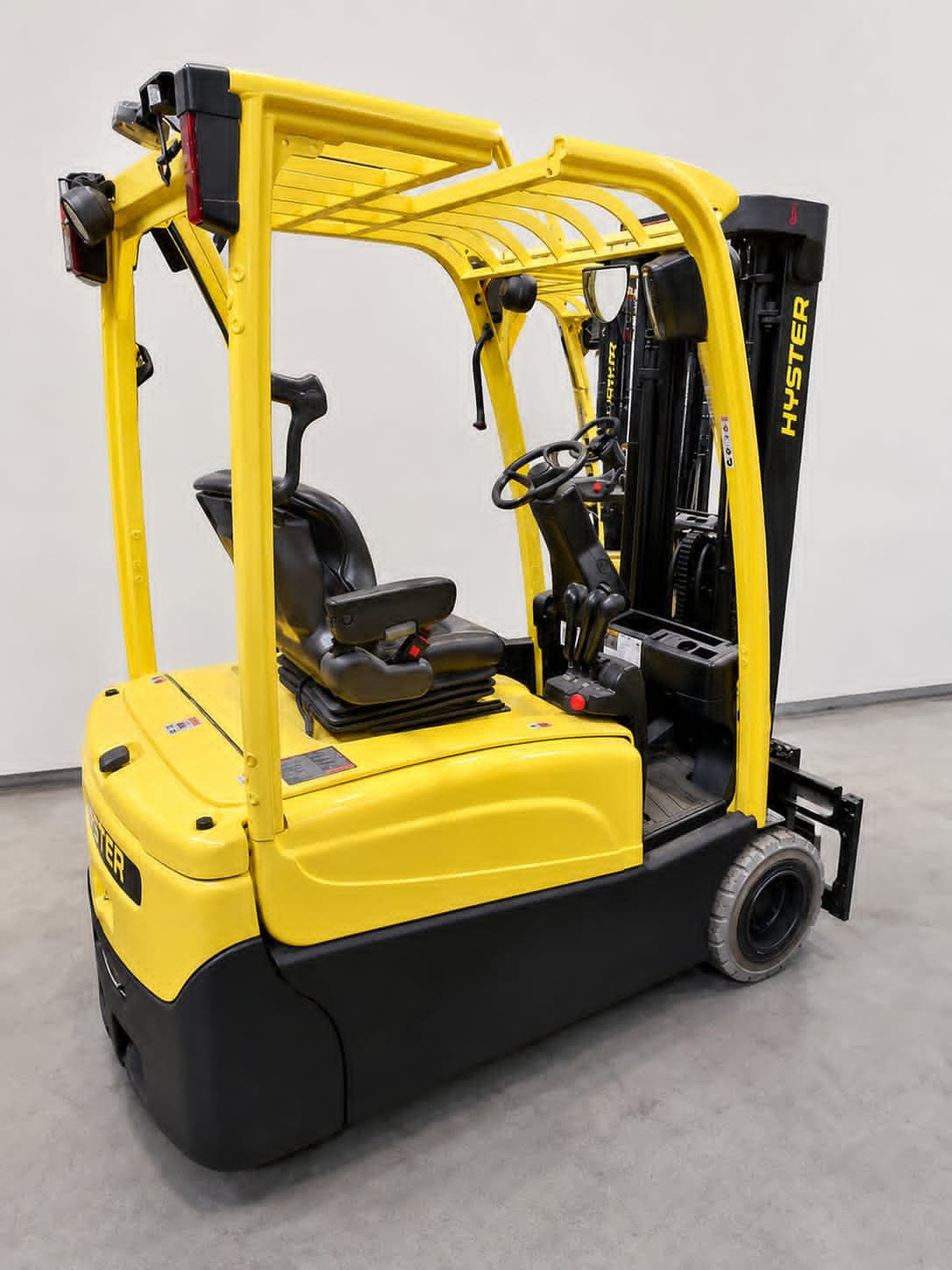 Chariot élévateur 3 roues Hyster J1.8XNT 750 2020 Reconditionné - Équipement professionnel d'occasion - Smart Reuse