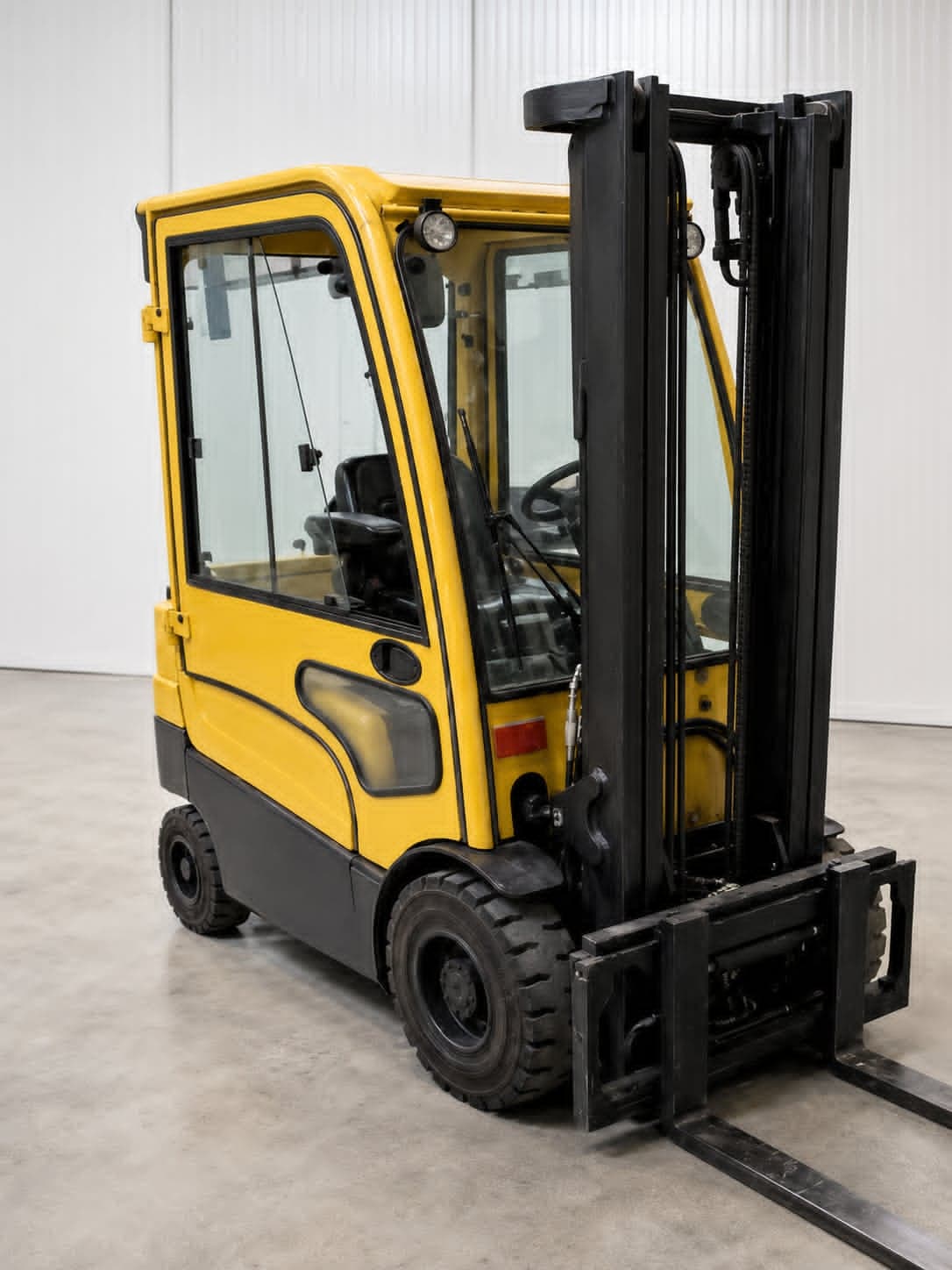 Chariot élévateur 4 ou 6 roues Hyster J2.0XN 750 2015 Reconditionné - Équipement professionnel d'occasion - Smart Reuse
