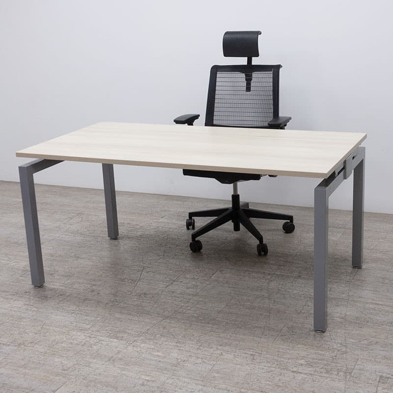 Bureau droit reconditionné L160 acacia et gris aluminium Reconditionné — matériel professionnel d'occasion Smart Reuse